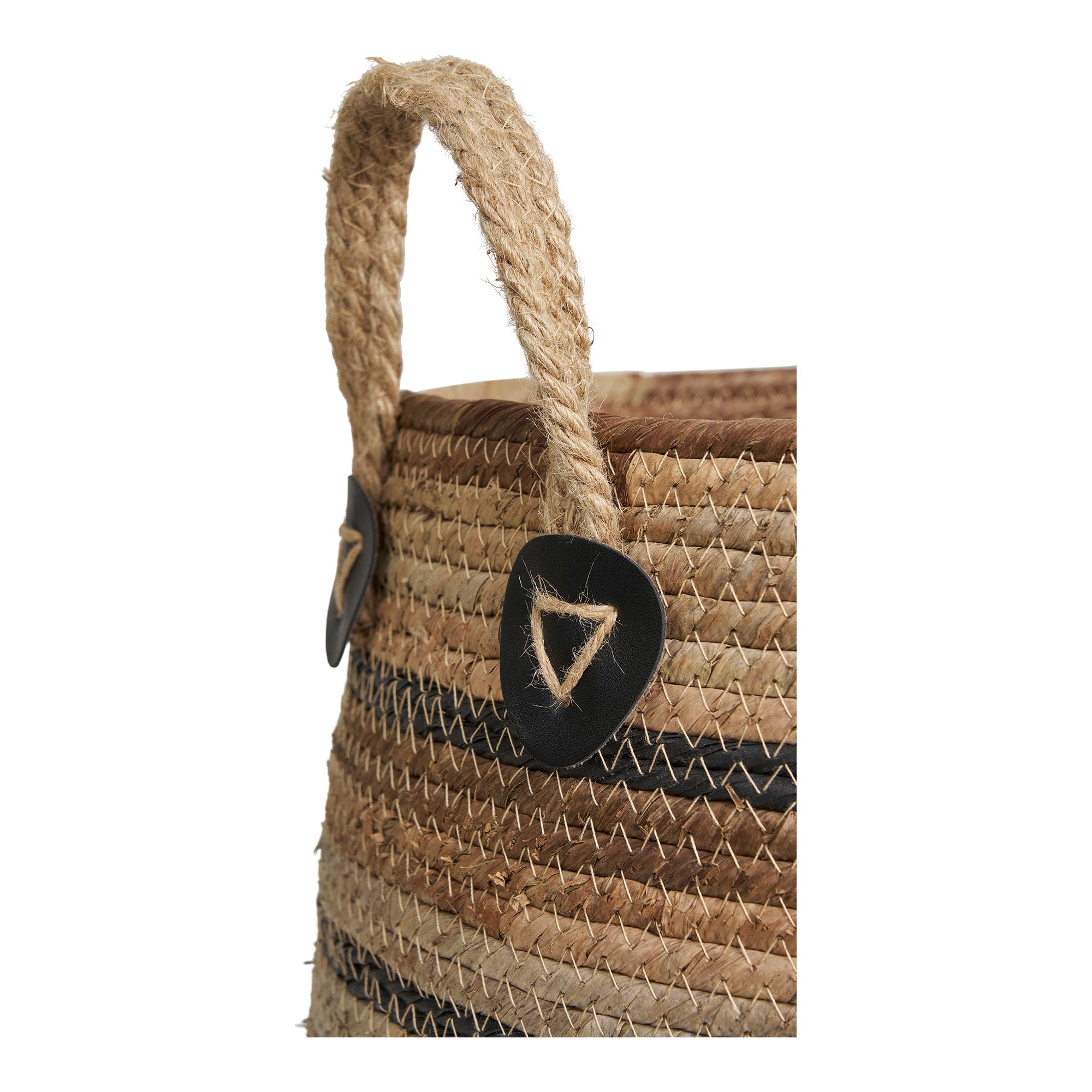 Détail anse jute naturel médaillon simili cuir noir triangle doré panier Erba bananier