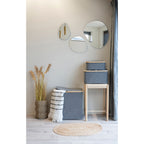 Panier à linge Noto gris bambou en situation chambre décoration scandinave naturelle