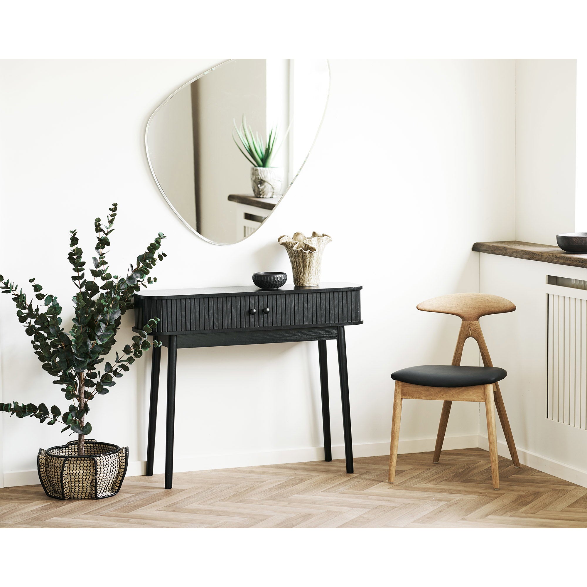 Panier Medan jonc de mer armature noire 33 cm en situation