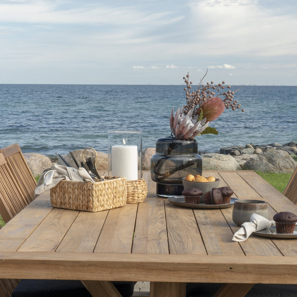 Panier Pleiku jacinthe eau tressée en ambiance table extérieure bord de mer avec couverts