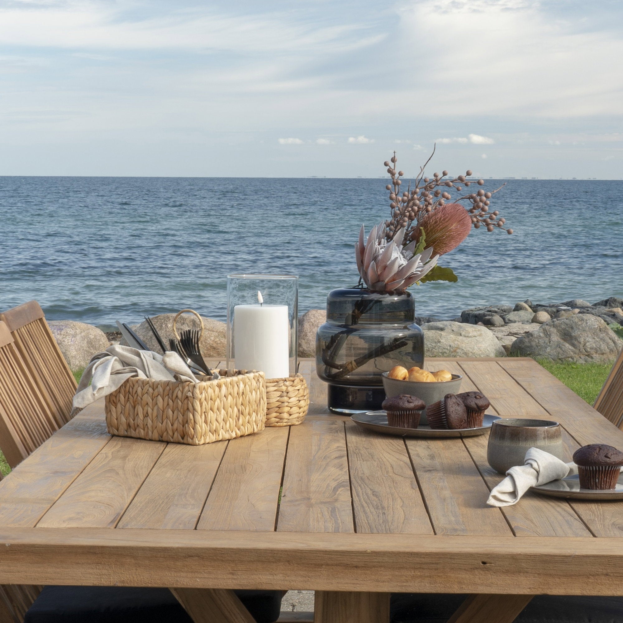 Panier Pleiku jacinthe eau tressée en ambiance table extérieure bord de mer avec couverts