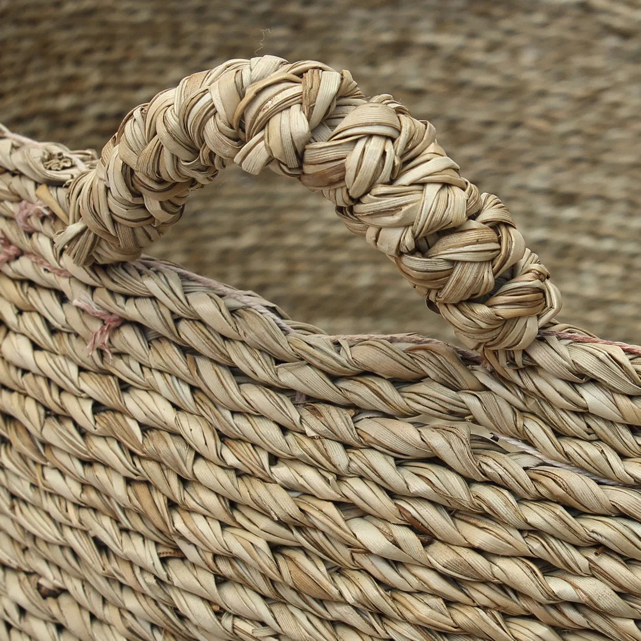 Panier plat Quatre Mains en jonc de mer naturel, vue 6