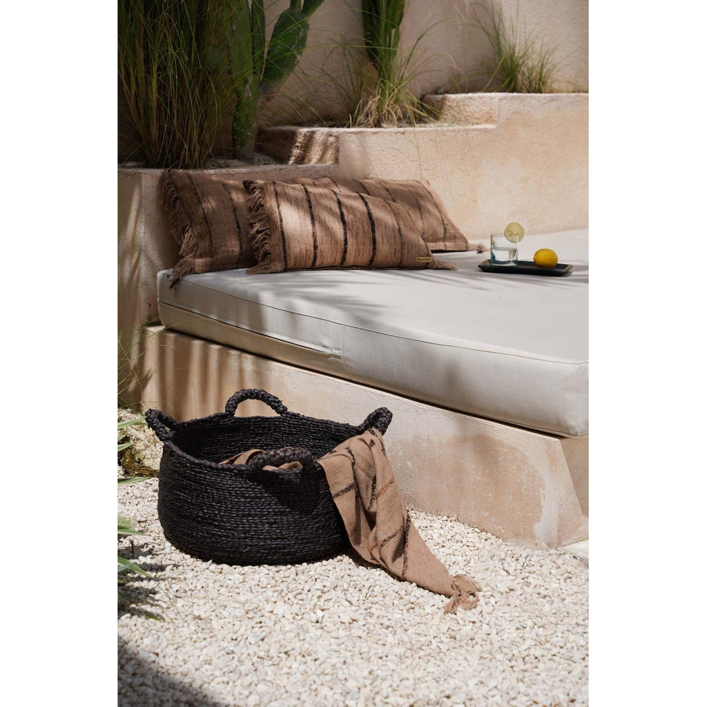 Panier plat Quatre Mains en jonc de mer noir moyen modèle en situation