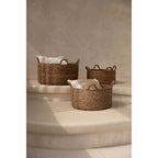 Panier plat Quatre Mains en sisal naturel en situation