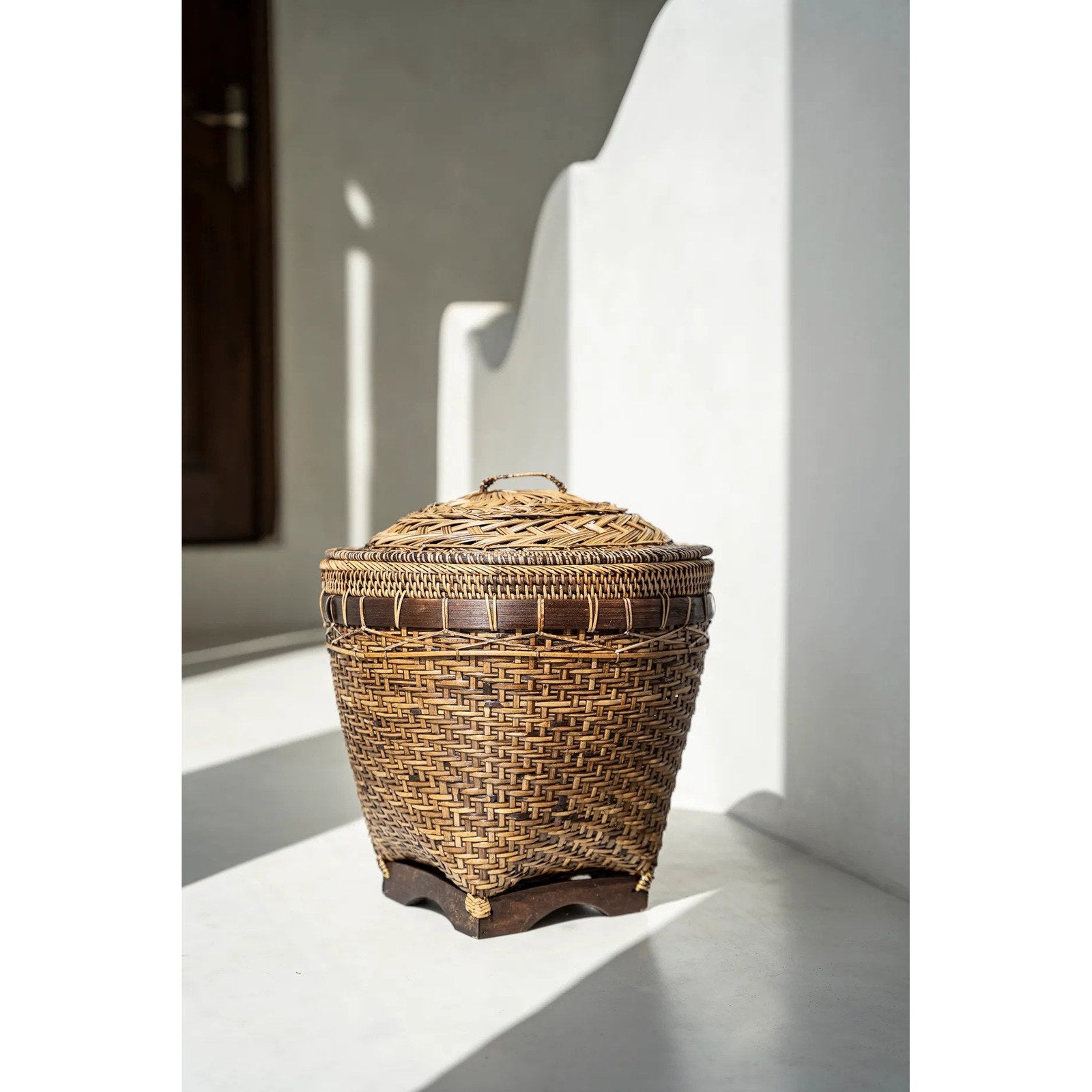 Panier de rangement Colonial en rotin moyen modèle en situation