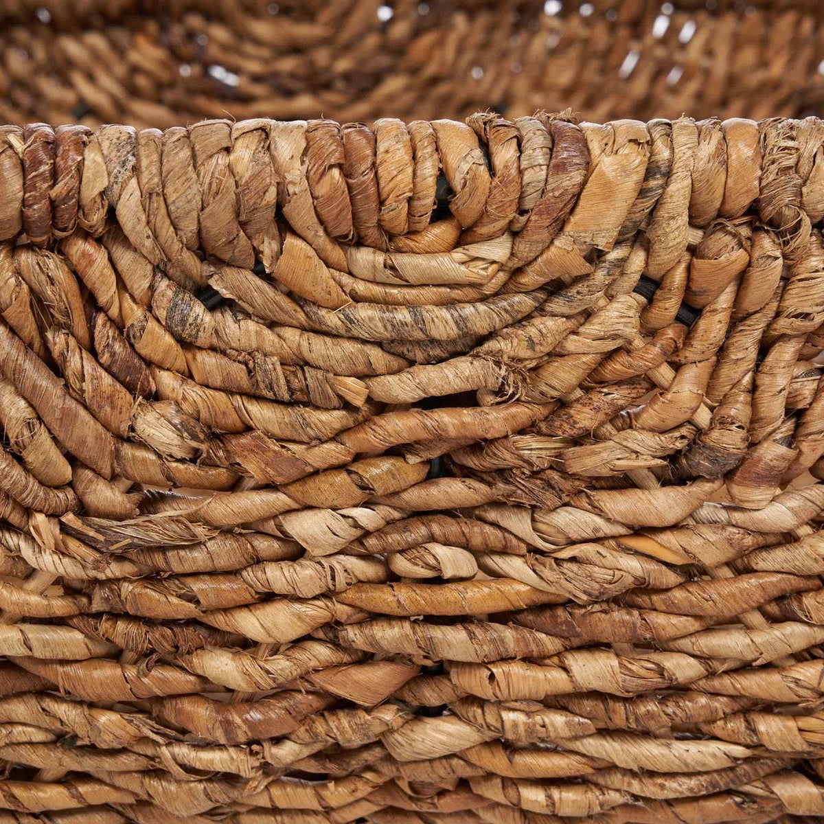 Gros plan sur les brins torsadés de feuille de bananier du panier Rayah