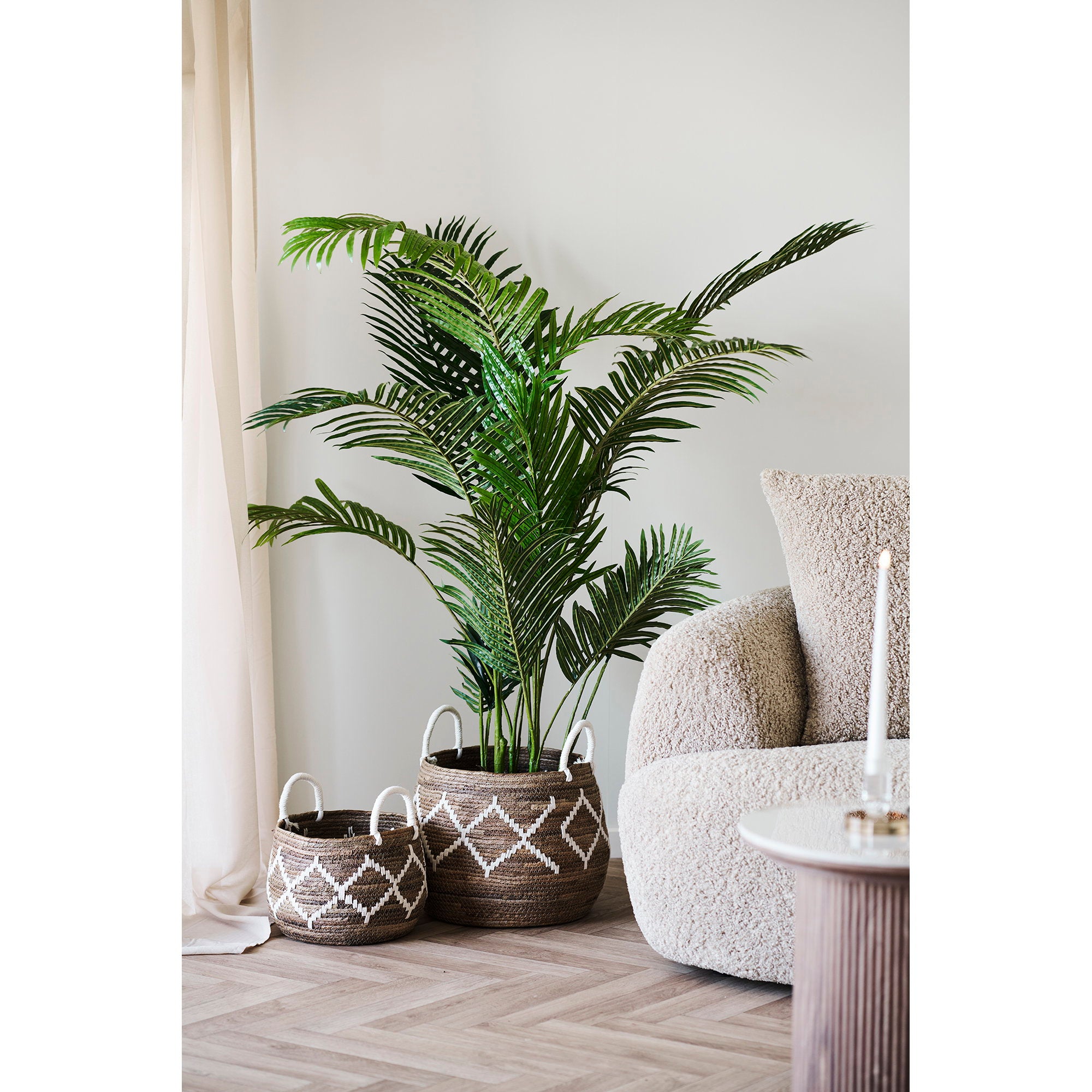 Paniers Altea naturel ivoire au sol salon lumineux palmier canapé bouclette beige parquet