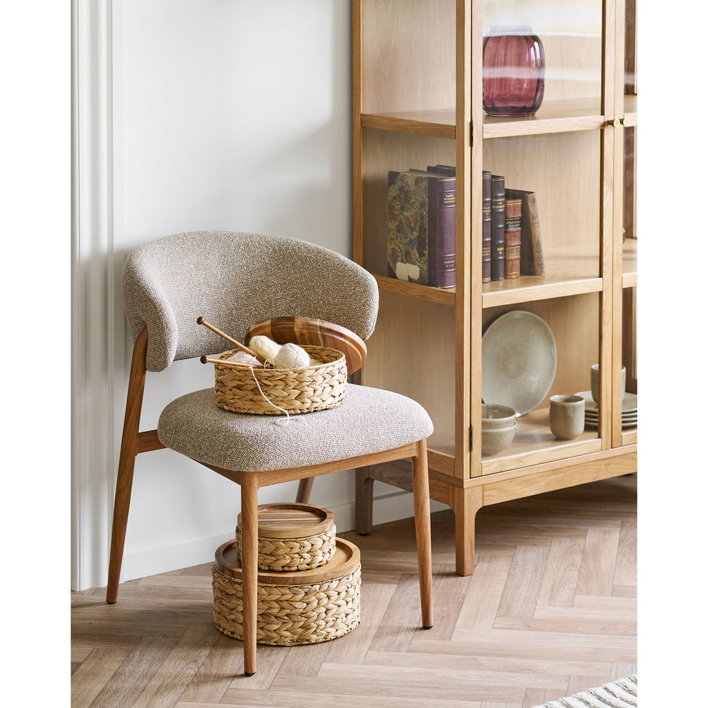 Paniers Botofte jacinthe eau sur chaise bouclette salon meuble vitrine chêne parquet chevrons