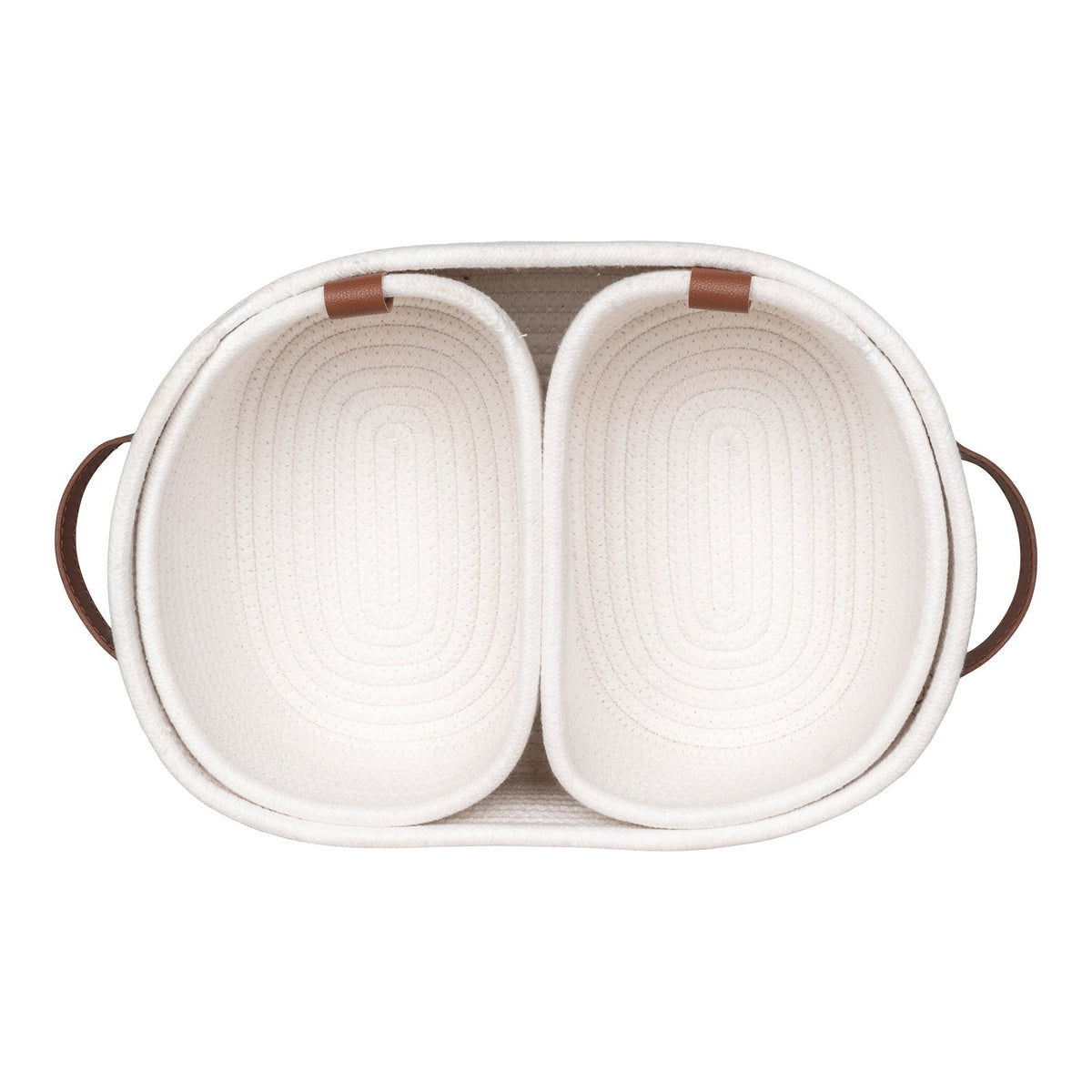 Vue de dessus des deux petits paniers Jarana rangés dans le grand panier ovale en coton blanc