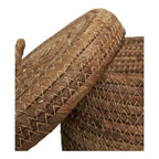 Détail de la spirale en feuille de bananier et du point zigzag d'un panier Desio et de son couvercle