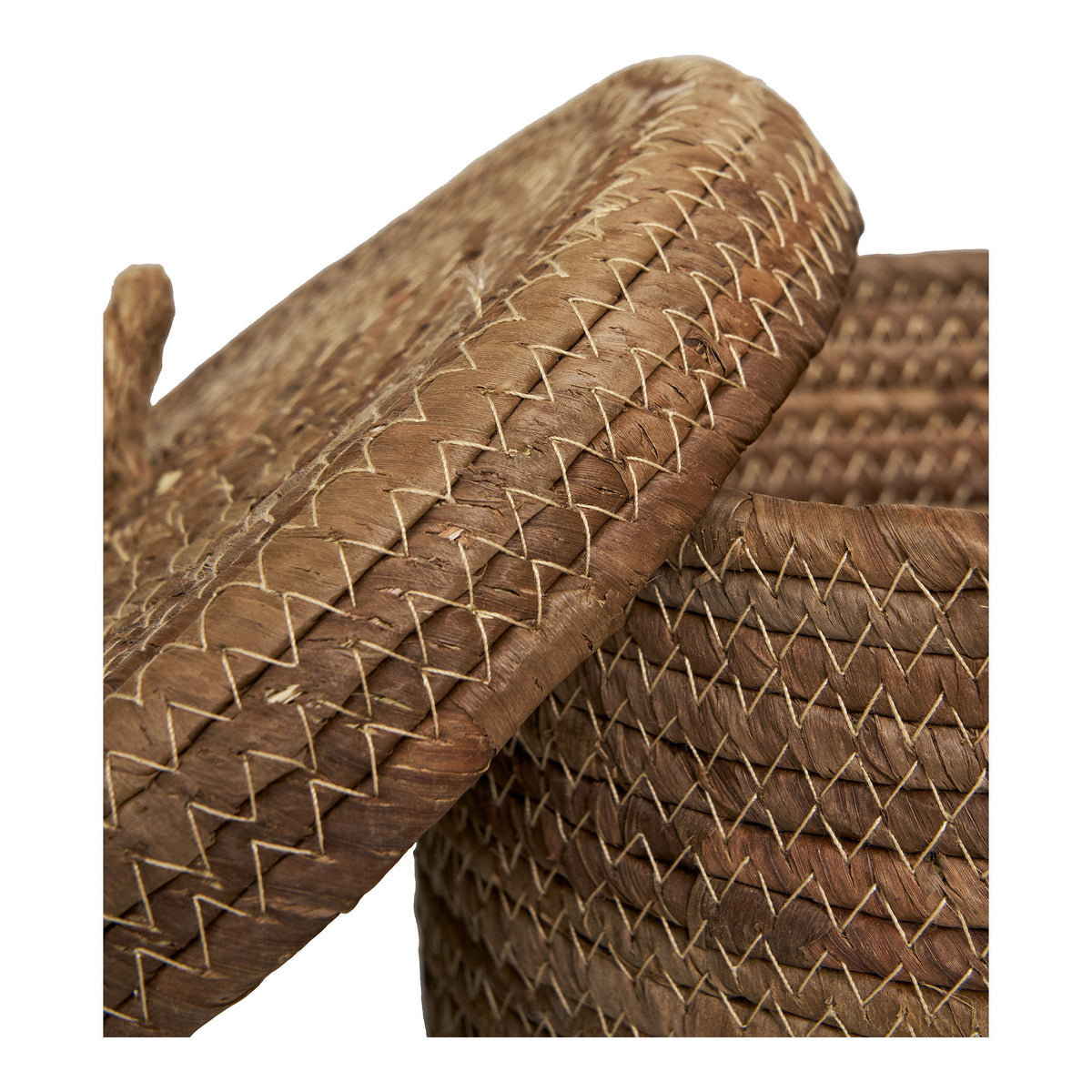 Détail de la spirale en feuille de bananier et du point zigzag d'un panier Desio et de son couvercle