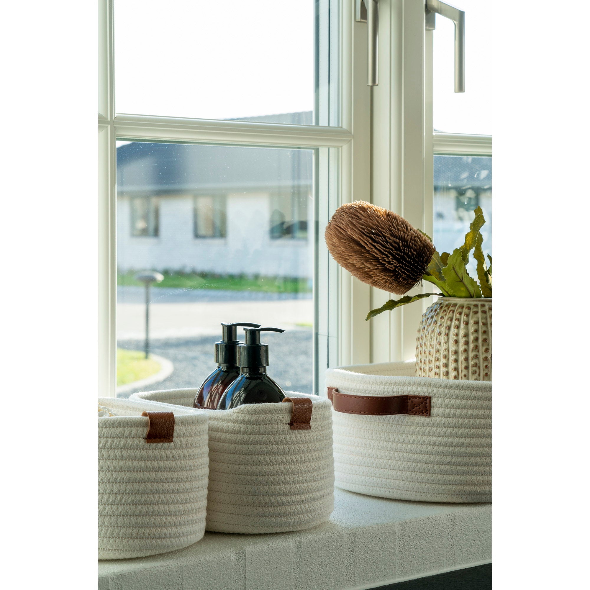 Paniers Jarana coton blanc en situation appui de fenêtre ambiance naturelle scandinave