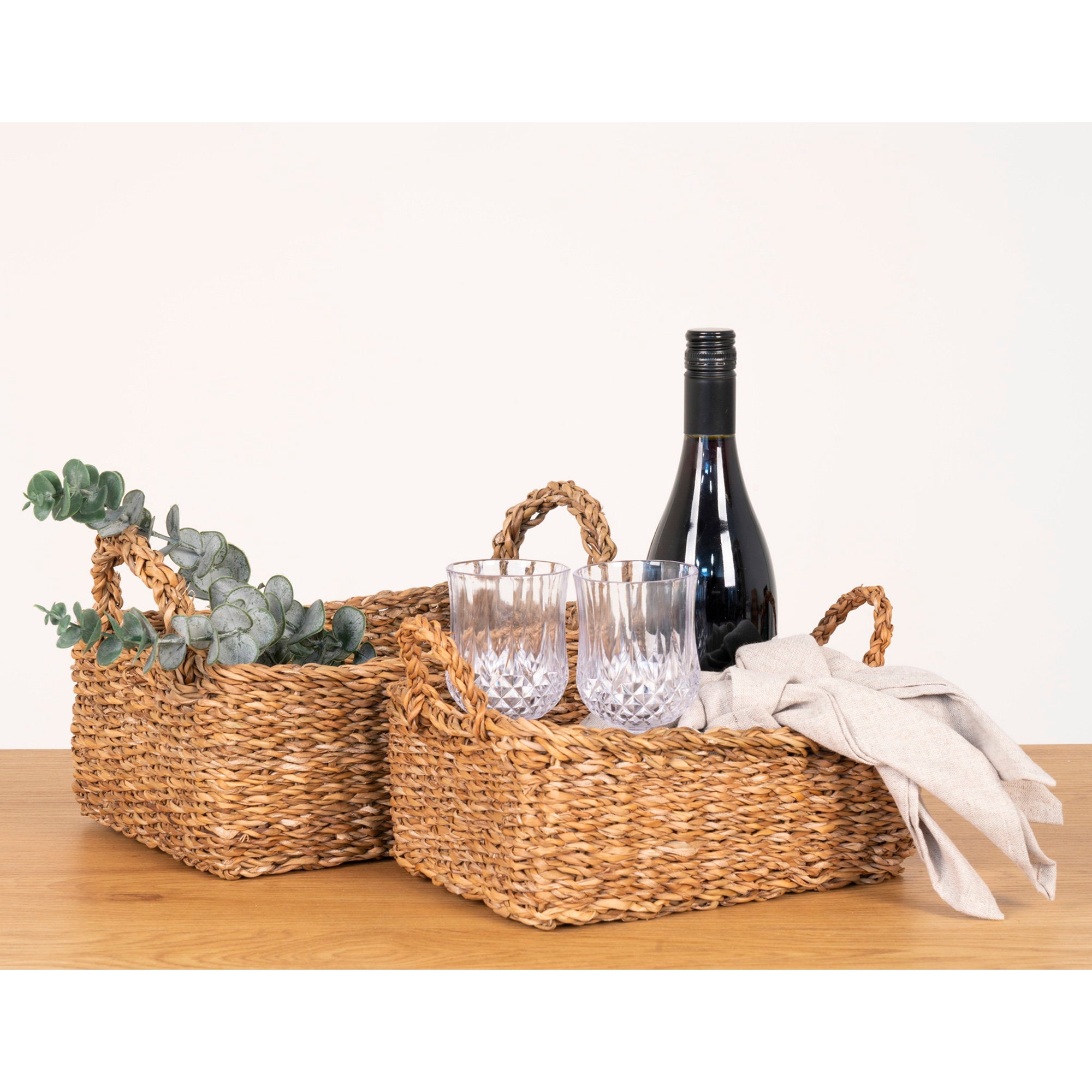 Set paniers Morella herbe mer sur table bois avec verres cristal bouteille vin eucalyptus