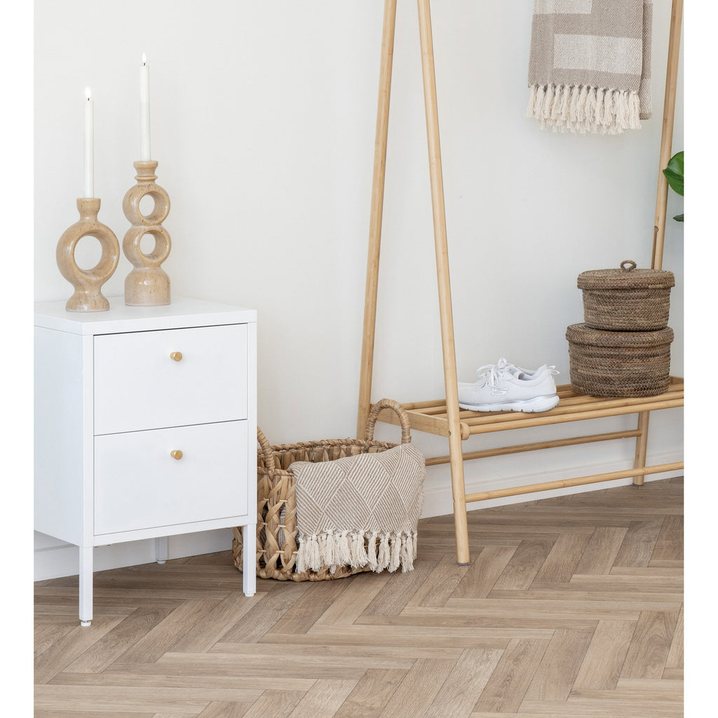 Panier Balerma jacinthe eau tressée en ambiance entrée intérieur épuré blanc naturel
