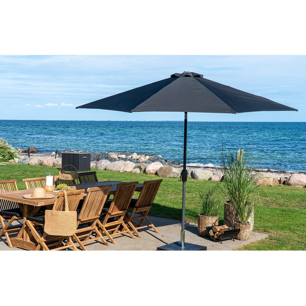 Parasol Houston noir Ø300 cm sur terrasse bord de mer avec grand salon jardin teck