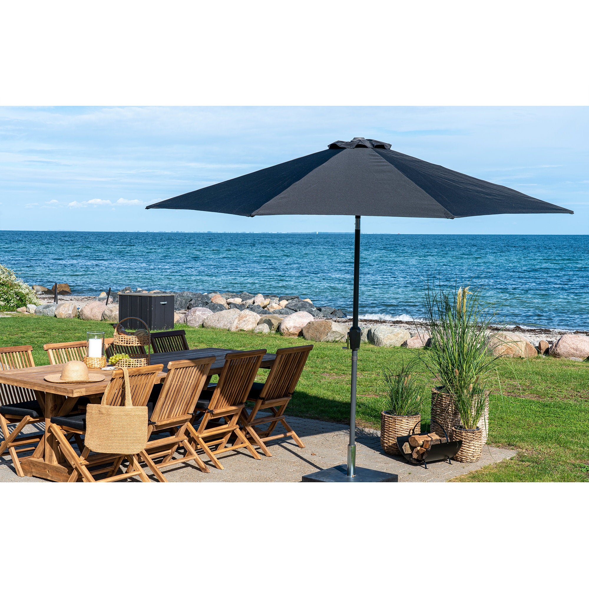 Parasol Houston noir Ø300 cm sur terrasse bord de mer avec grand salon jardin teck