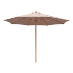 Parasol inclinable Austin ouvert avec sa toile taupe ses huit baleines et son mât en bois
