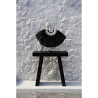 Parure de cauris et herbe noire sur socle 80 cm en situation