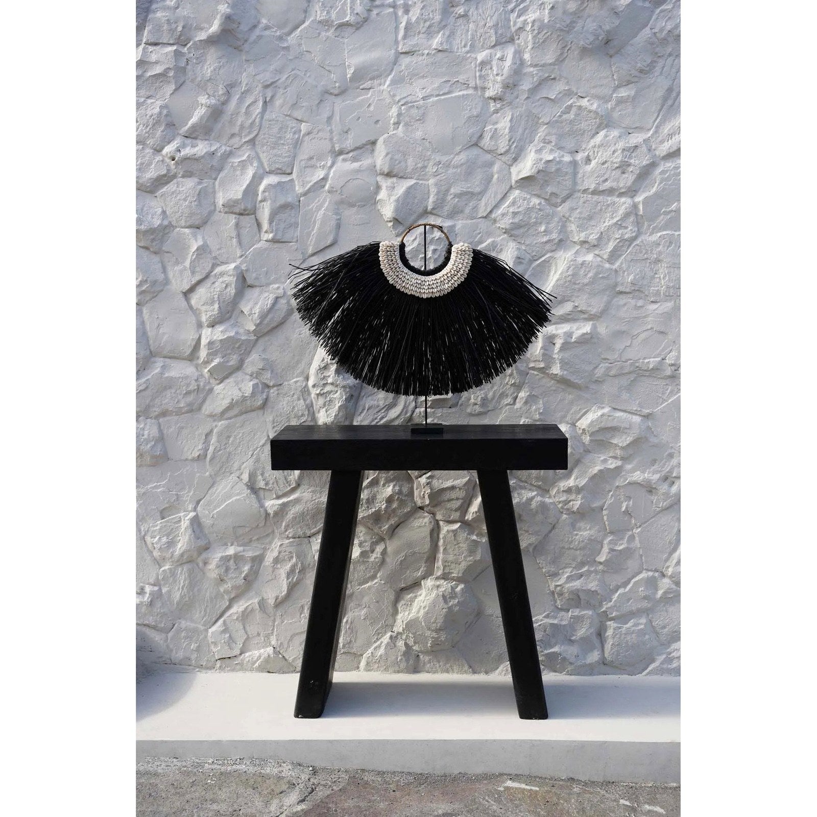 Parure de cauris et herbe noire sur socle 80 cm en situation