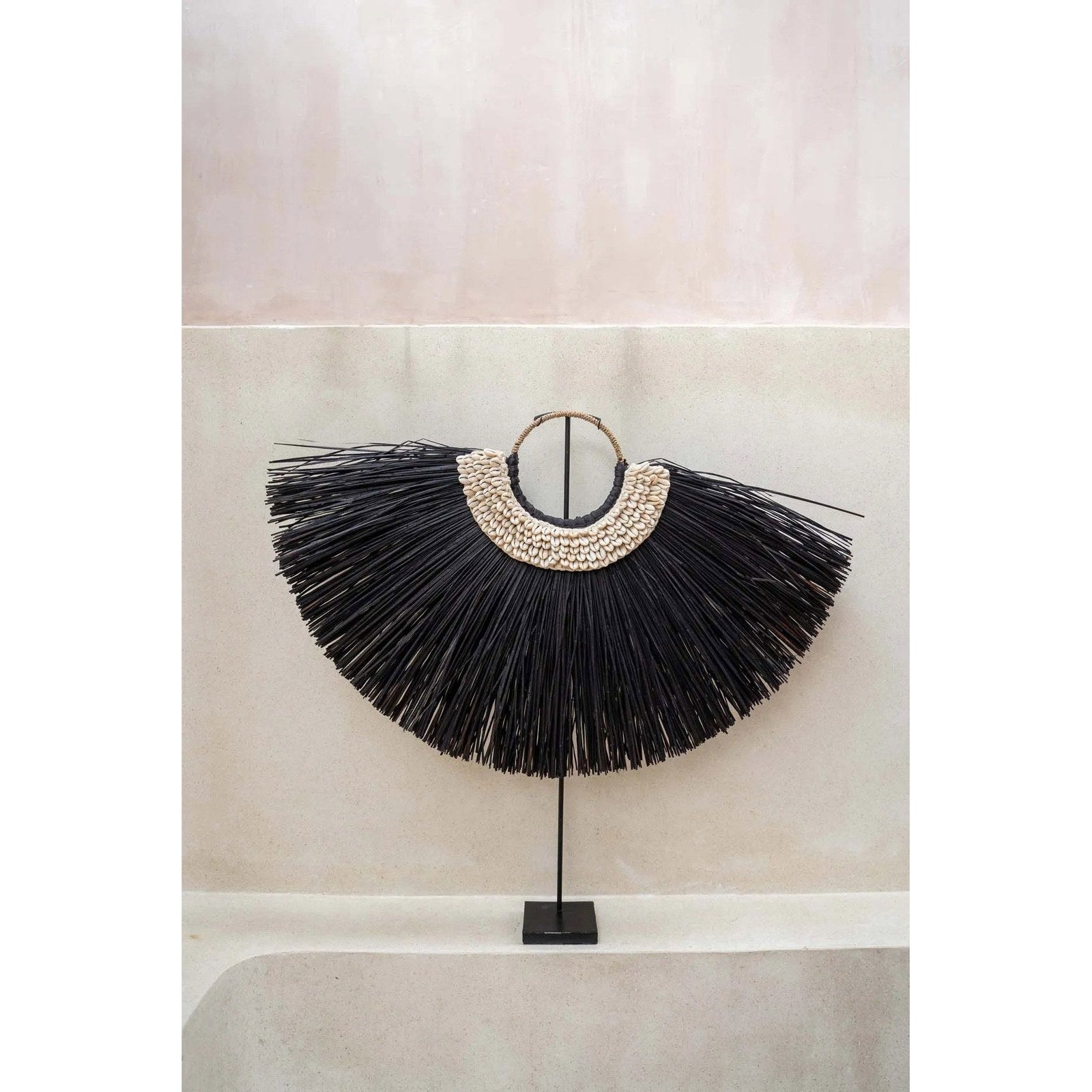 Parure de cauris et herbe noire sur socle 80 cm, vue 4