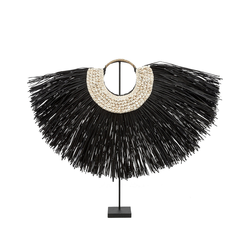 Parure de cauris et herbe noire sur socle 80 cm