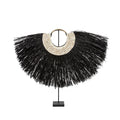 Parure de cauris et herbe noire sur socle 80 cm