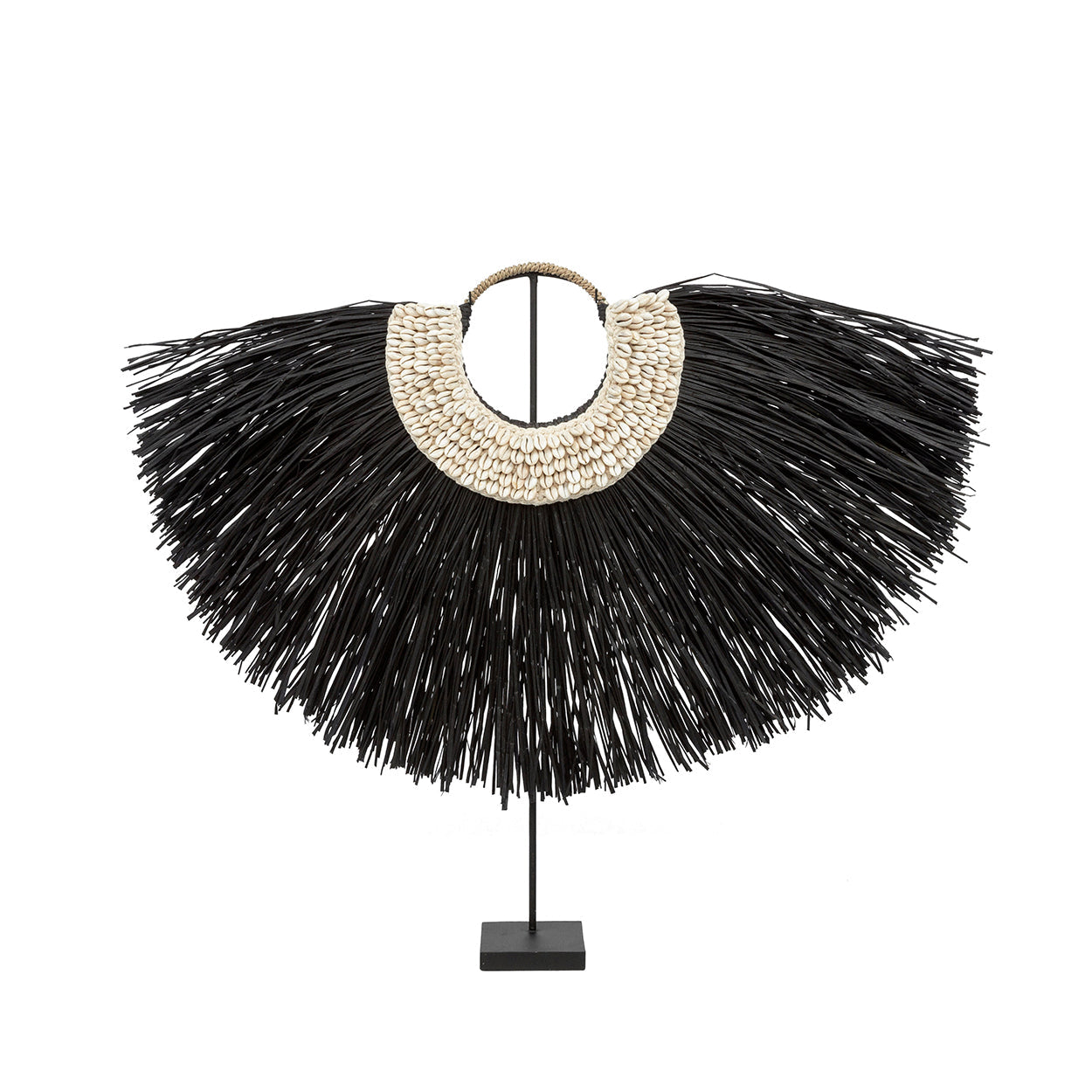 Parure de cauris et herbe noire sur socle 80 cm