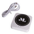 Passerelle Zigbee Tuya blanche posée à plat avec son câble USB enroulé à côté