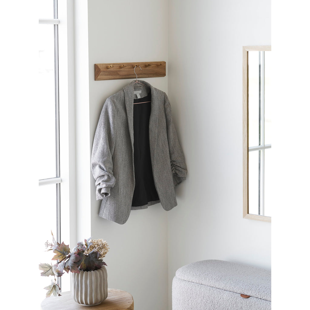 Patère Barco chêne naturel ambiance entrée veste grise cintre style scandinave lumineux