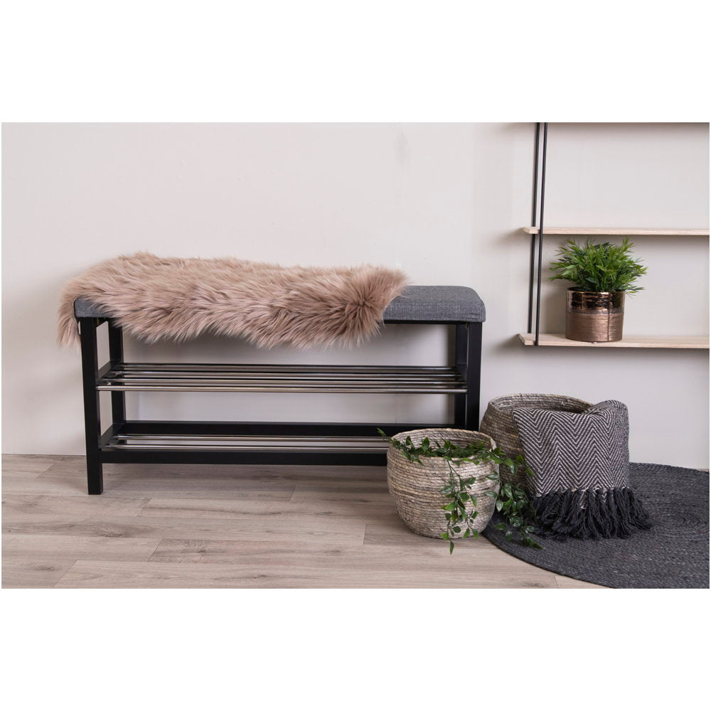 Fausse peau d'agneau mushroom drapée sur banc d'entrée noir ambiance scandinave