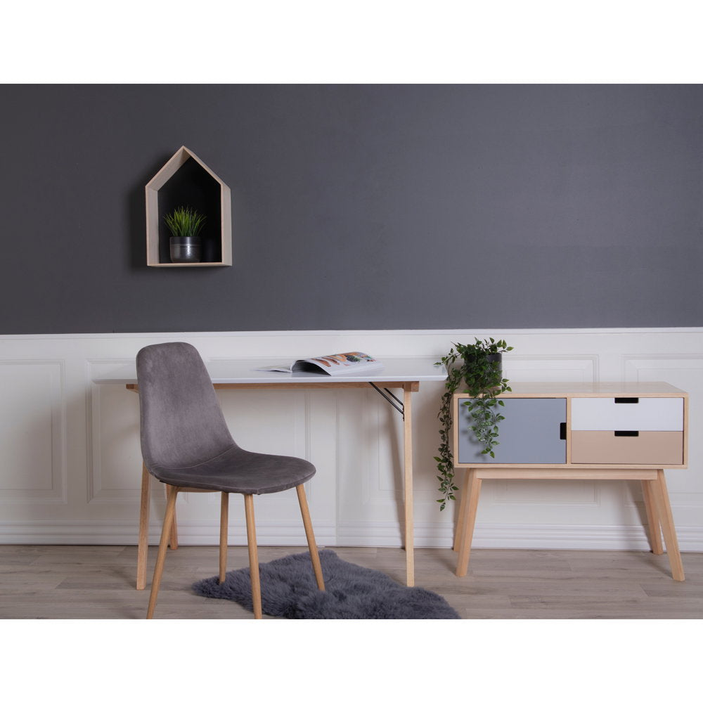 Vraie peau d'agneau grise au sol bureau chaise grise ambiance scandinave épurée