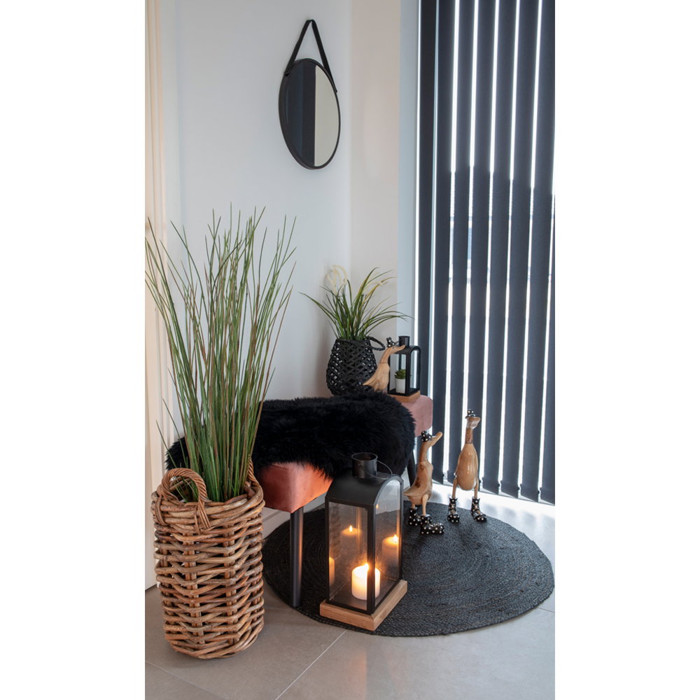 Vraie peau d'agneau noire sur banquette velours terracotta ambiance dark nordique