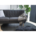 Vraie peau d'agneau noire au sol salon canapé gris anthracite ambiance dark contemporain