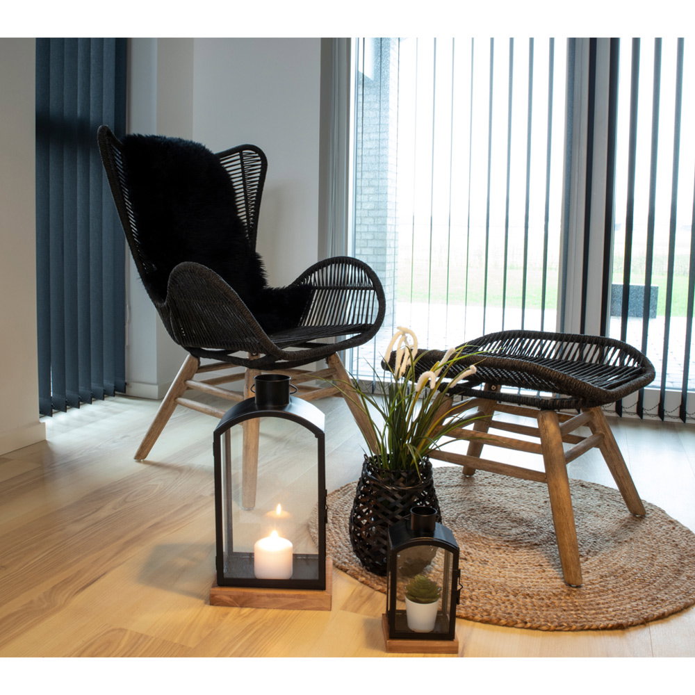 Vraie peau d'agneau noire sur fauteuil rotin noir lanternes bois ambiance nordique