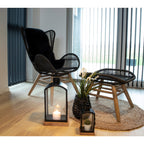 Vraie peau d'agneau noire sur fauteuil rotin noir lanternes bois ambiance nordique