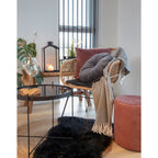 Vraie peau d'agneau noire salon rotin naturel tapis jute ambiance bohème chic