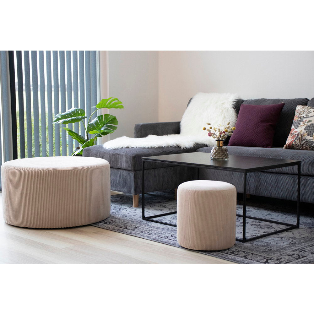 Peau d'agneau synthétique ivoire posée canapé gris salon contemporain poufs