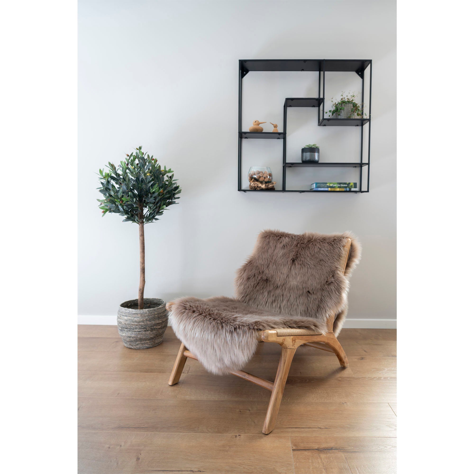 Peau d'agneau synthétique mushroom taupe posée fauteuil rotin salon parquet