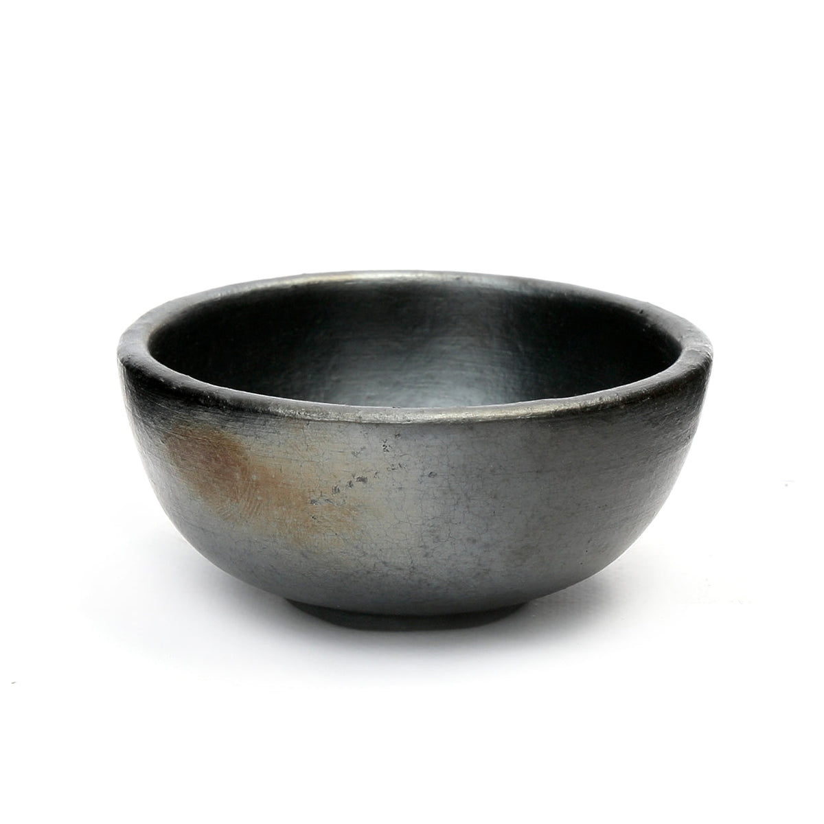 Petit bol en terre cuite noire vu de côté avec une paroi dégradée vers le gris et une touche ocre