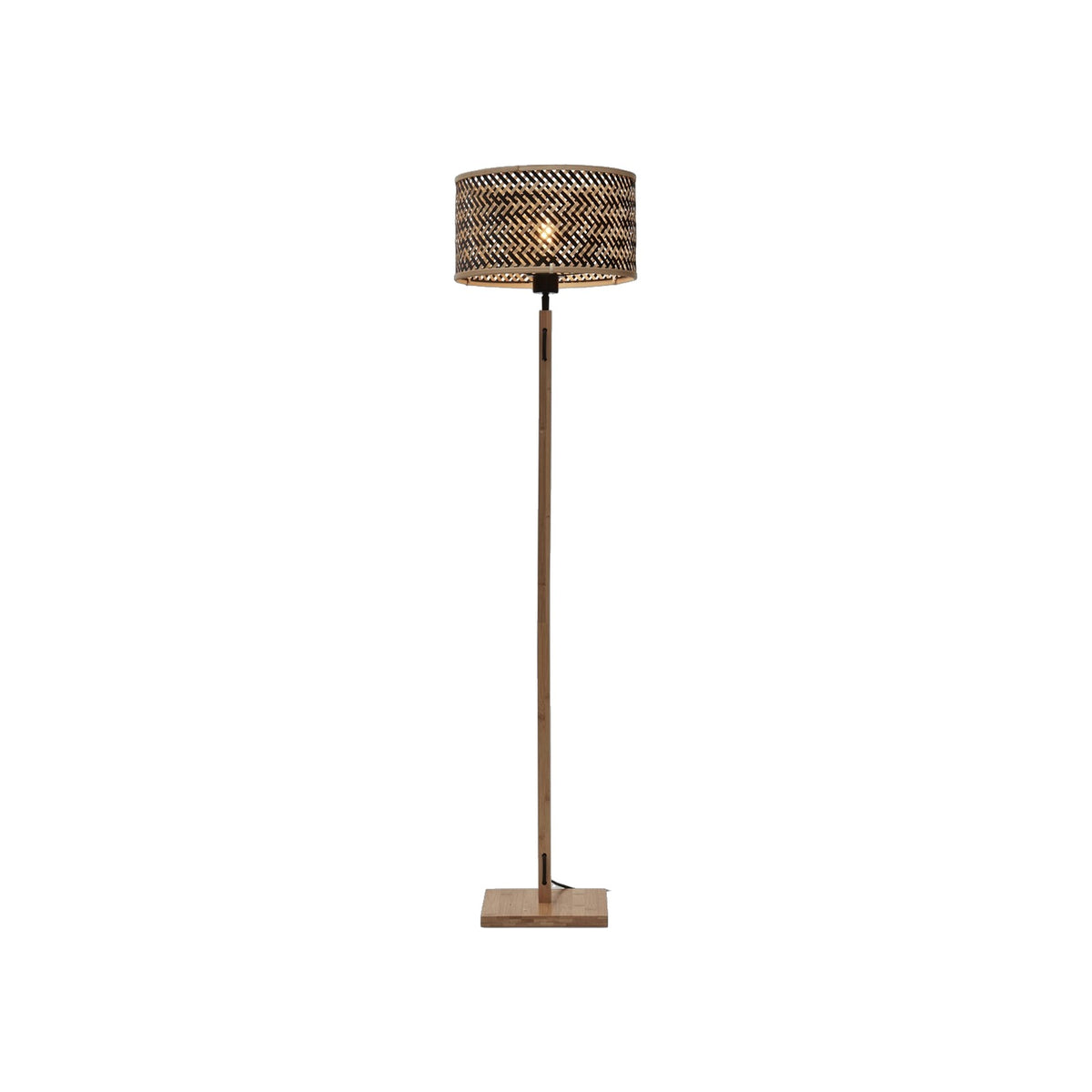 Petit lampadaire droit Java bambou bicolore allumé avec son mât en bambou et son abat-jour tambour tressé sur fond blanc