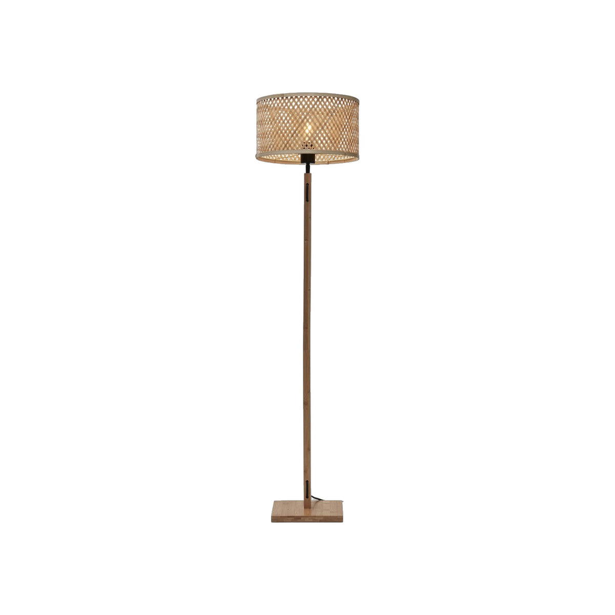 Petit lampadaire droit Java bambou naturel allumé avec son mât en bambou et son abat-jour tambour tressé sur fond blanc