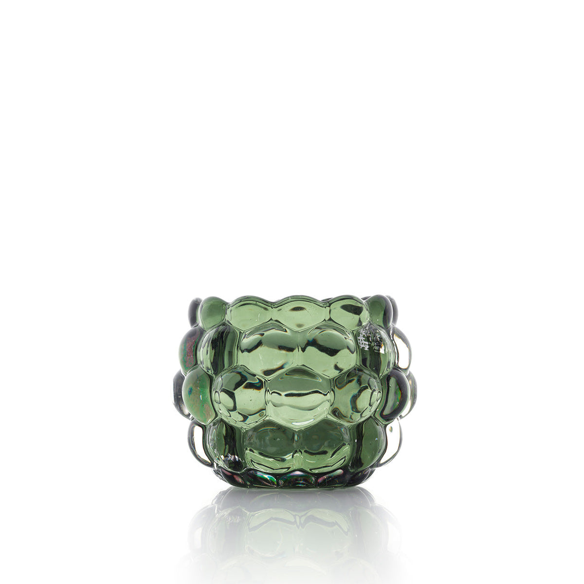 Photophore en verre recyclé vert vu à hauteur avec son reflet sur fond blanc