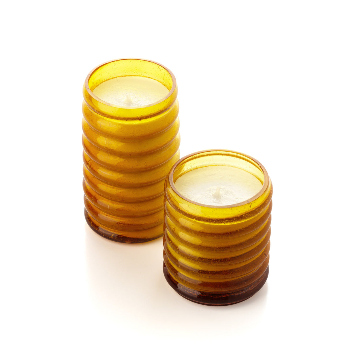 Les deux formats du photophore en verre ambre vus de trois quarts garnis de bougies coulées