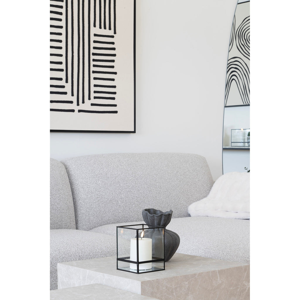 Photophore Hurricane cube noir bougie allumée sur table basse marbre blanc canapé gris