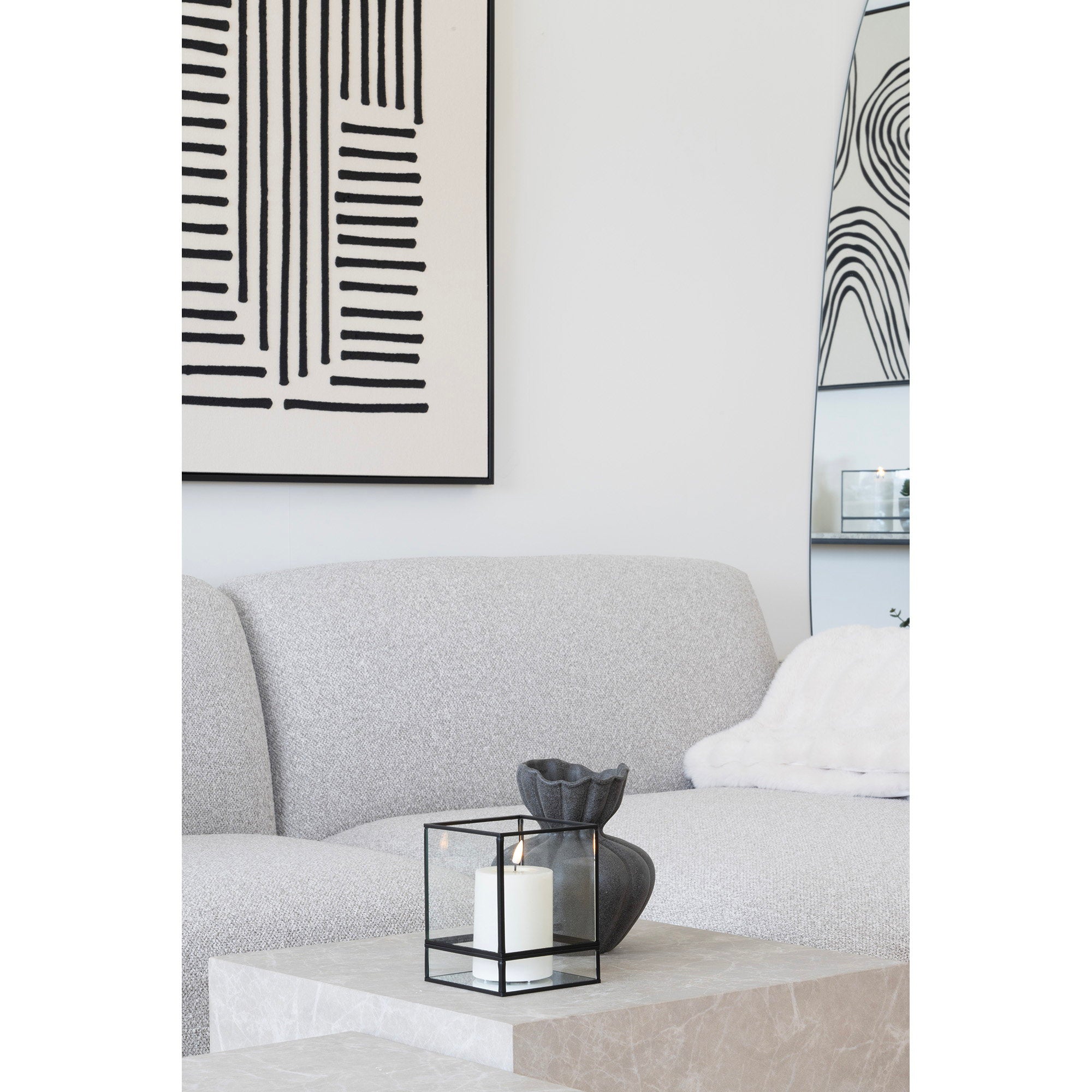 Photophore Hurricane cube noir bougie allumée sur table basse marbre blanc canapé gris