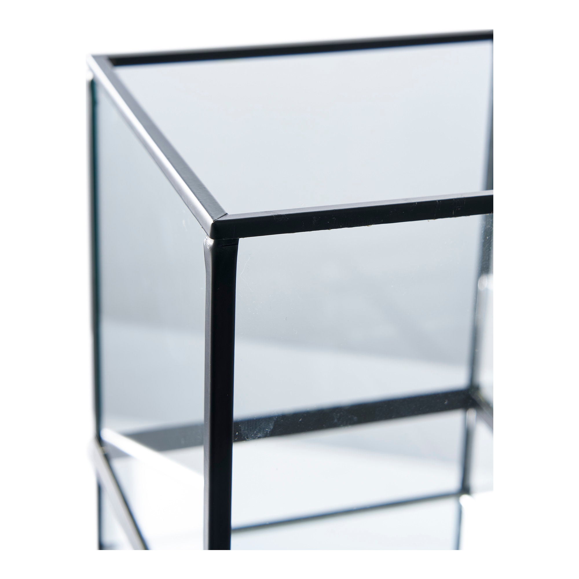 Détail armature métal noir ultra-fine photophore Hurricane cube design minimaliste