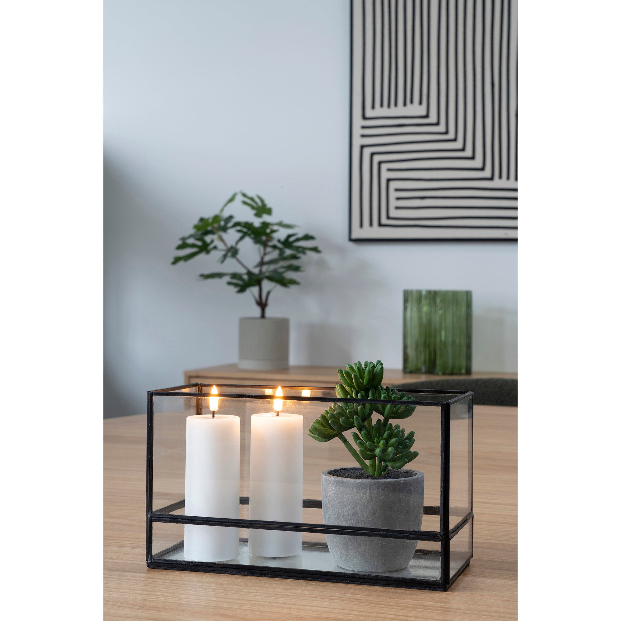Photophore Hurricane noir avec bougies allumées et plante succulente sur table en bois