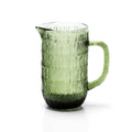 Pichet nervuré en verre vert vu de face avec son bec verseur pincé et son anse pleine