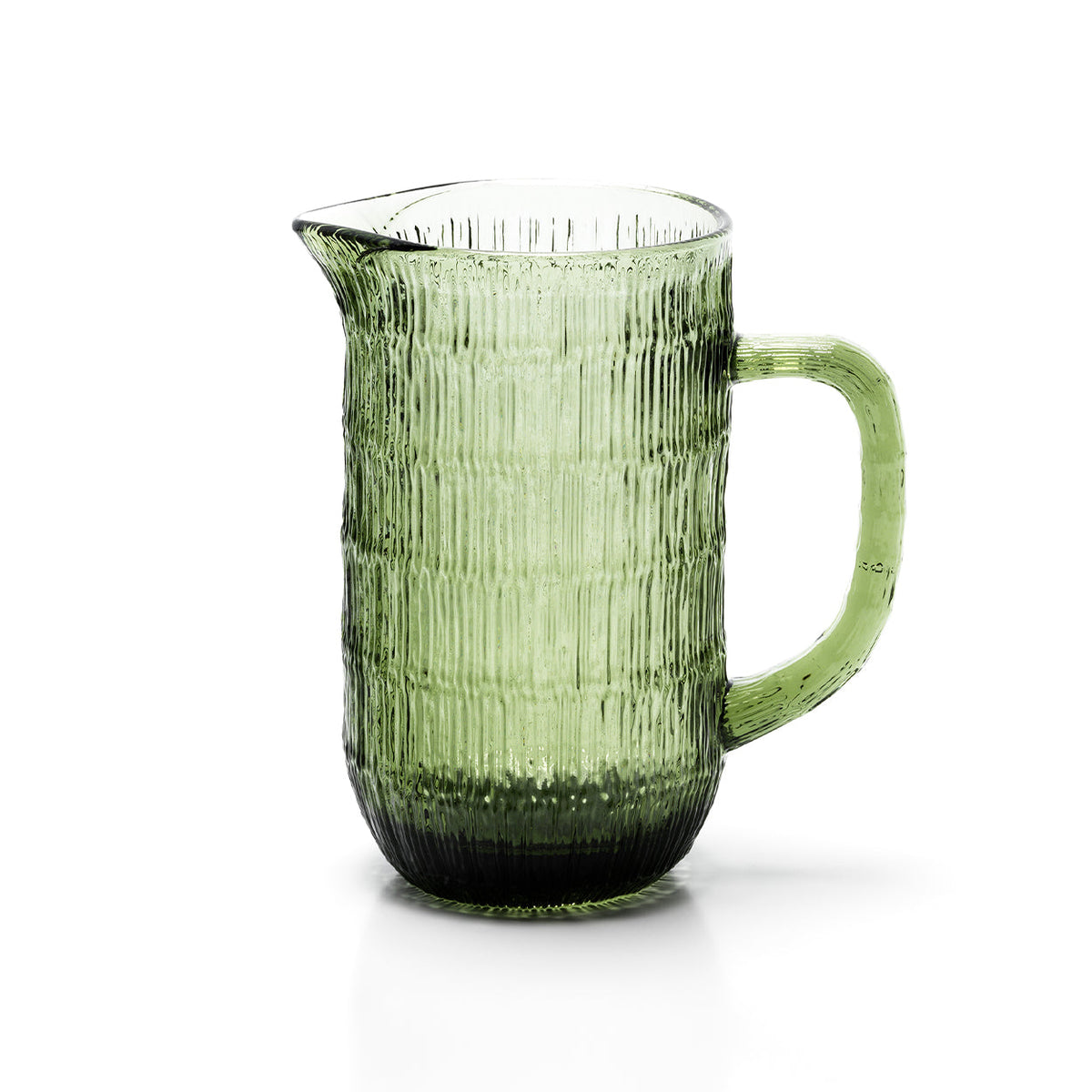 Pichet nervuré en verre vert vu de face avec son bec verseur pincé et son anse pleine