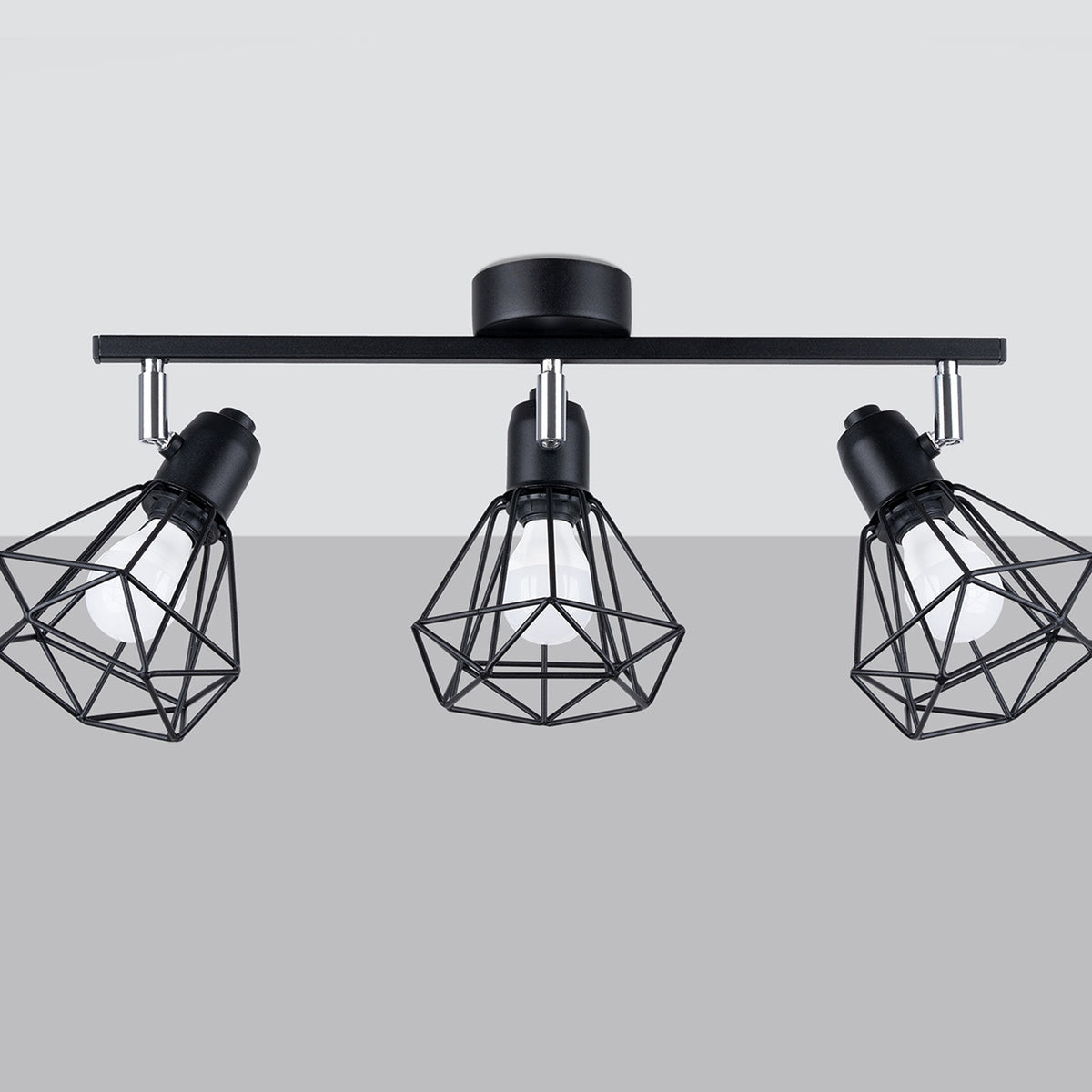 Plafonnier Artemis Métal noir sur fond gris trois cages filaires orientées vers l'extérieur